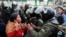 Una mujer discute con un miembro de las fuerzas de seguridad durante los enfrentamientos entre miembros de las fuerzas de seguridad y simpatizantes del ex presidente boliviano Evo Morales en La Paz, Bolivia, 13 de noviembre de 2019. 