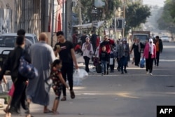 Warga Palestina yang membawa barang-barangnya mengungsi ke daerah yang lebih aman di Kota Gaza setelah serangan udara Israel, pada 13 Oktober 2023. (Foto: AFP)
