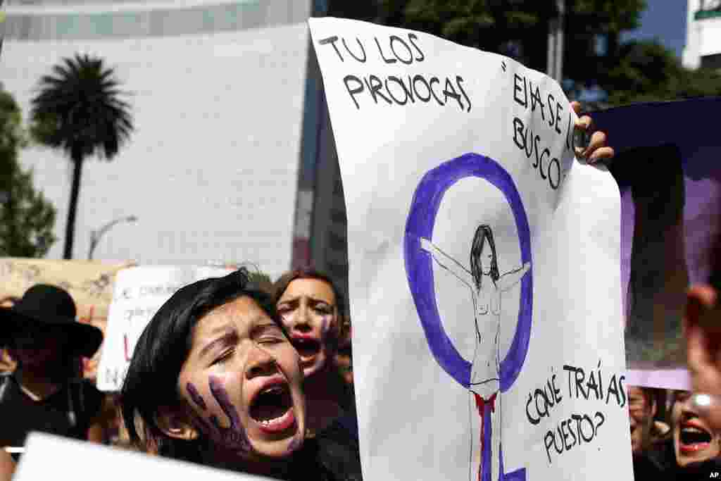 En México, unas 200 personas se concentraron en la estatua del Ángel de la Independencia con carteles con leyendas como &quot;Ni una más&quot; mientras gritaban &quot;&iexcl;Aunque traiga escote, aunque traiga falda, no quiero ser asesinada!&quot;. &nbsp; &nbsp;