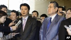 기자단의 질의에 응답하는 일본 외무장관(왼쪽)과 국방장관.