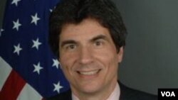 El secretario de Estado adjunto para Asuntos Comerciales y Empresariales, José Fernández, dice que se sigue trabajando para mejorar las relaciones con Venezuela.