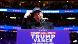 Elon Musk habla en el evento de campaña a favor del candidato presidencial republicano Donald Trump en en Madison Square Garden de Nueva York el 27 de octubre del 2024. (AP foto/Alex Brandon).