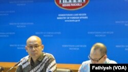 Juru bicara Kementerian Luar Negeri Arrmanatha Nasir dan Muhsin Syihab, pelaksana tugas Direktur Pembangunan Ekonomi Lingkungan Hidup Kementerian Luar Negeri, dalam jumpa pers mingguan di Kementerian Luar Negeri, Kamis (6/10). (VOA/Fathiyah Wardah)