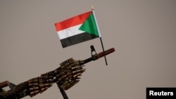 Bendera ya Sudan iliyowekwa kwenye mtuta wa bunduki ya kikosi cha kijeshi cha RSF wakati wapiganaji walikuwa wanamlinda kamanda wao Lt Gen. Mohamed Hamdan Dagalo kabla ya mkutano mjini Aprag, kilomita 60 kutoka Khartoum. June 22, 2019