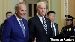 조 바이든 미국 대통령(가운데)과 척 슈머(왼쪽) 상원 민주당 대표가 지난 15일 주례 정책 오찬에 참석하고 있다.