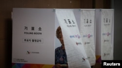 2026년 6월 3일 대한민국 서울의 한 투표소에서 지방선거가 진행되는 가운데 한 여성이 기표소를 나오고 있다.