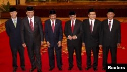 Menteri Perdagangan Thomas Lembong (kiri) bersama para menteri kabinet yang baru dilantik lainnya di Jakarta (12/8), Luhut Pandjaitan (Menko Polhukam), Sofyan Djalil (Menteri PPN/Kepala Bappenas), Pramono Anung (Sekretaris Kabinet), Rizal Ramli (Menko Kemaritiman), Darmin Nasution (Menko Perekonomian). (Reuters/Darren Whiteside)