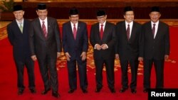 Enam menteri baru kabinet, dari kiri ke kanan: Menteri Perdagangan Thomas T. Lembong, Luhut Pandjaitan (Menko Polhukam), Sofyan Djalil (Menteri PPN/Kepala Bappenas), Pramono Anung (Sekretaris Kabinet), Rizal Ramli (Menko Kemaritiman), Darmin Nasution (Menko Perekonomian). (Reuters/Darren Whiteside)