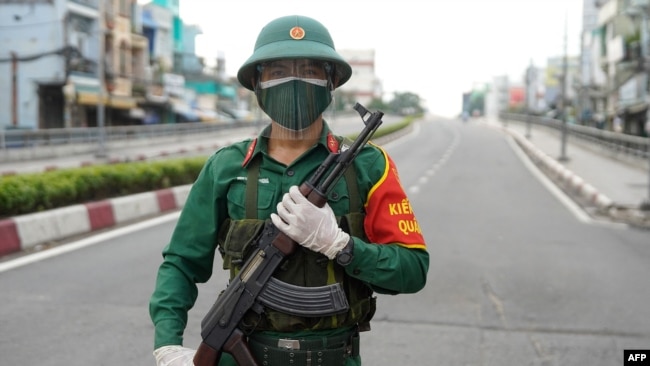 Seorang tentara Vietnam melakukan penjagaan di jalanan Ho Chi Minh City di tengah penerapan lockdown ketat hingga 16 September 2021 untuk menghentikan penyebaran pandemi COVID-19.