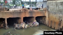 Mounds of discarded plastic shopping bags form barrages along the once free-flowing River Mfoundi near Yaounda's open-air markets. (Courtesy Eugene Nforngwa) 