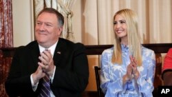 Menlu AS Mike Pompeo dan Ivanka Trump pada acara rilis laporan tahunan perdagangan manusia 2019 di kantor Deplu AS, hari Kamis (20/6).