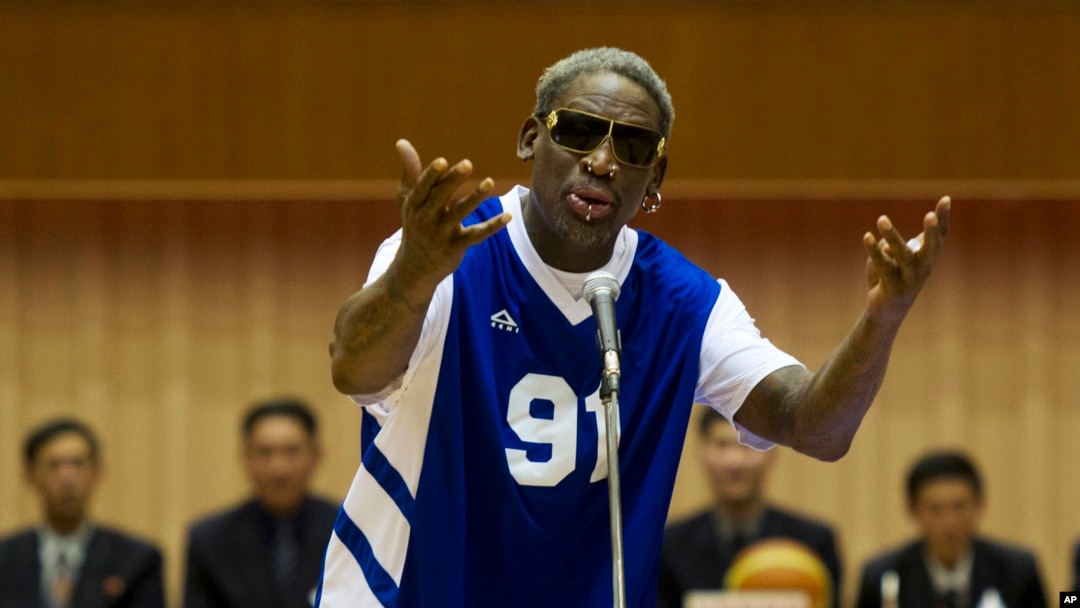 Mantan bintang NBA, Dennis Rodman menyanyikan lagu "Happy Birthday" kepada pemimpin Korea Utara Kim Jong Un dalam kunjungan di Pyongyang, 8 Januari 2014 (foto: dok). 