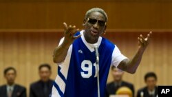 Mantan bintang NBA, Dennis Rodman menyanyikan lagu "Happy Birthday" kepada pemimpin Korea Utara Kim Jong Un dalam kunjungan di Pyongyang, 8 Januari 2014 (foto: dok). 