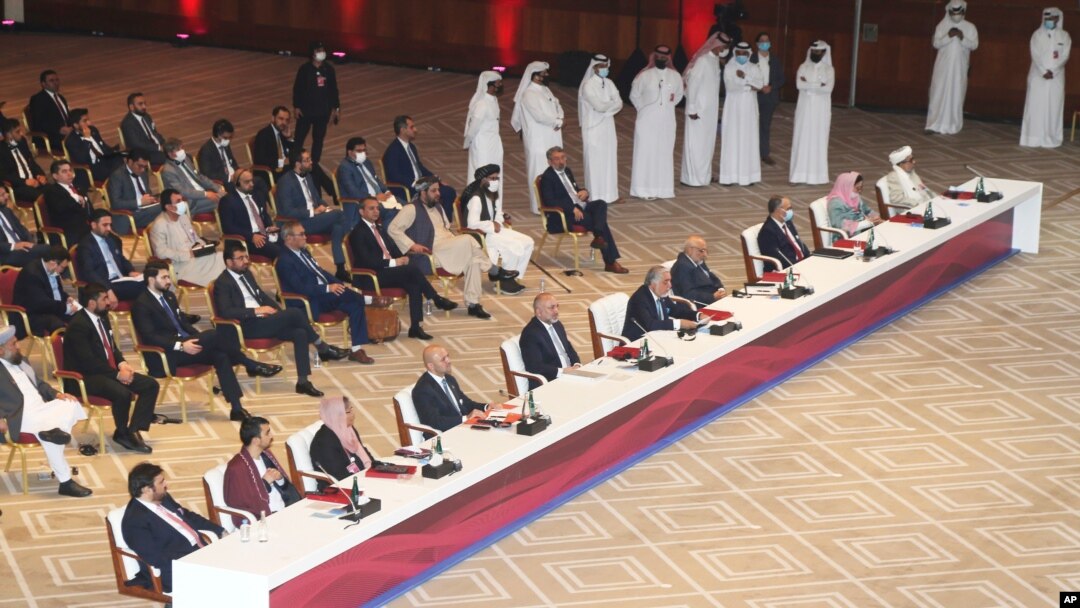 Qatarda kechayotgan tinchlik muzokaralarida Afg'onistondagi siyosiy kuchlarning vakillari orasida ayollar deyarli ko'rinmaydi. Ilk tadbirlarda qatnashgan xotin-qizlar bugun chetlashtirilgan. 