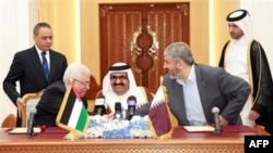 Tổng thống Palestine Mahmoud Abbas, trái, bắt tay lãnh đạo Hamas Khaled Mashaal, phải, sau khi ký kết thỏa thuận được Tiểu vương Qatar, giữa, bảo trợ, tại Doha, Qatar, 6/2/2012