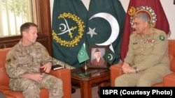 Jenderal Austin Scott Miller (kiri) bertemu Panglima Militer Pakistan Jenderal Qamar Javed Bajwa di Rawalpindi, Kamis (27/12). 