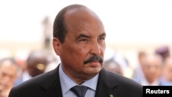 Mohamed Ould Abdel Aziz, ambaye wakati huo alikuwa rais wa Mauritania, akisubiri kuwasili kwa Rais wa Ufaransa Emmanuel Macron kwenye uwanja wa ndege wa Nouakchott, Mauritania, Julai 2, 2018.