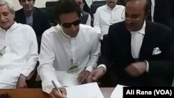 عمران خان الیکشن کمیشن میں اپنے معافی نامے پر دستخط کر رہے ہیں