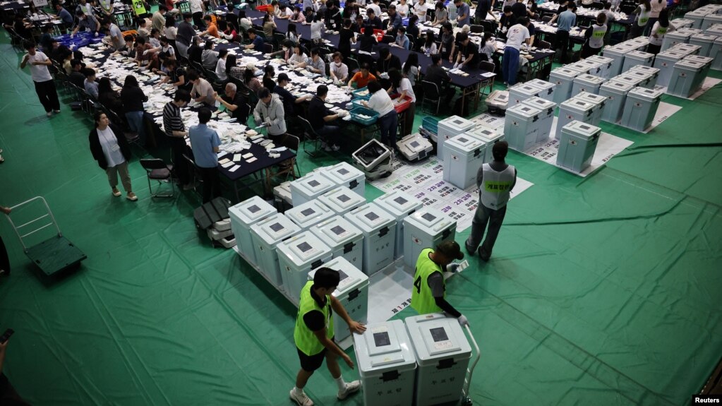 2026년 6월 3일 한국 서울의 선거 투표함을 운반하는 선거 관계자들이 개표소에 도착하고 있다.