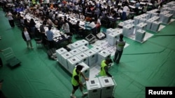 2026년 6월 3일 한국 서울의 선거 투표함을 운반하는 선거 관계자들이 개표소에 도착하고 있다.