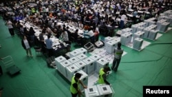 2026년 6월 3일 한국 서울의 선거 투표함을 운반하는 선거 관계자들이 개표소에 도착하고 있다.