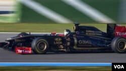 Pebalap Jerman Nick Heidfeld mengendarai mobil Lotus Renault dalam tes musim dingin di Circuito de Jerez, Spanyol hari Sabtu (12/2).