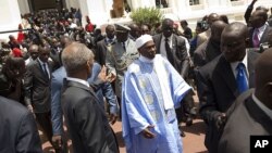 L'ancien président Abdoulaye Wade, au centre droit, à Dakar, Sénégal, le 2 avril 2012.