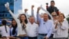 El candidato presidencial Edmundo González Urrutia, junto a su familia y dirigentes opositores, en una movilización tras las elecciones presidenciales. 