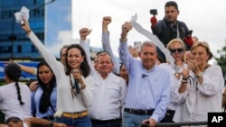 La líder opositora María Corina Machado y el candidato opositor Edmundo González, muestran documentos de conteo de votos durante una protesta contra los resultados de las elecciones que dieron a Nicolás Maduro como vencedor, en Caracas, Venezuela, el 30 de julio de 2024. 