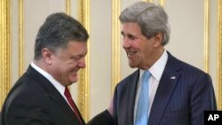 Menlu Amerika John Kerry (kanan) dalam pertemuan dengan Presiden Ukraina Petro Poroshenko di Kyiv, Ukraina (5/2).