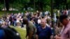 Cientos de personas hacen fila en el exterior de un centro de reempleo en Kentucky, el 18 de junio de 2020.