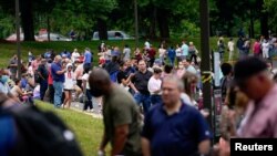 Cientos de personas hacen fila en el exterior de un centro de reempleo en Kentucky, el 18 de junio de 2020.