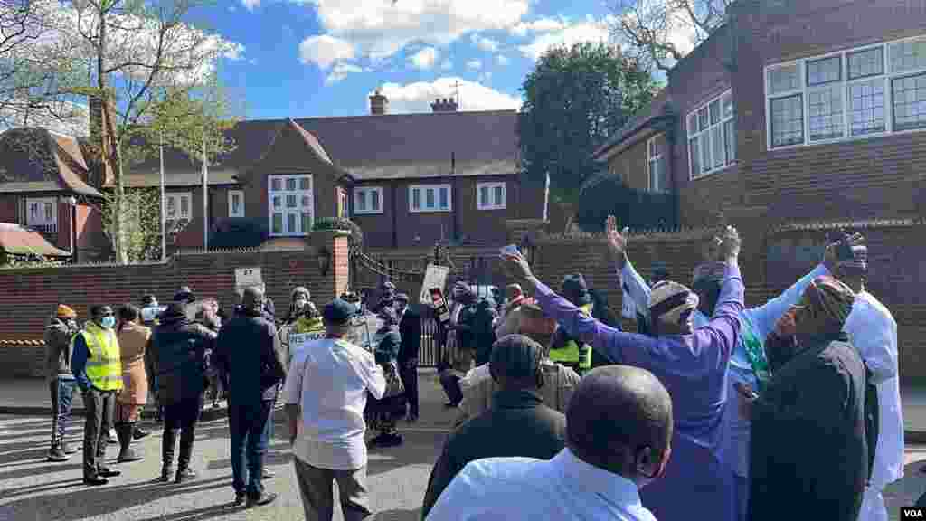 Masu zanga-zangar goyon bayan Buhari a kofar gidan da yake zaune a London (Hoto Garba Shehu)