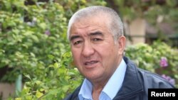 Uzbek dissident writer Nurulloh Muhammad Raufkhon, who was released by police on Sunday from exile on charges of spreading anti-government propaganda, is seen in the courtyard of his house in Tashkent, Uzbekistan, Oct. 2, 2017. 