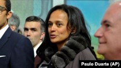 Isabel dos Santos assiste à une exposition d'art à Porto, au Portugal, le 6 janvier 2020. (AP Photo/Paulo Duarte)