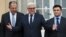 Russian FM Sergei Lavrov, German FM Frank-Walter Steinmeier and Ukrainian FM Pavlo Klimkin (L-R) stand outside the German foreign ministry's guest house Villa Borsig near Tegel airport in Berlin, ahead of their meeting to discuss Ukraine crisis, Nov. 6, 2015.