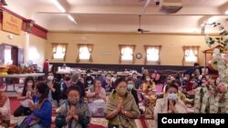 ປະຊາຄົມລາວໃນເມືອງມີລວອກກີ ໃສ່ຜ້າປິດປາກໄວ້ ໃນເວລາໄປທໍາບຸນຕັກບາດ ໃນວັນອອກພັນສາ ທີ່ວັດປະທຸມມາ ພຸດທະຣາມໃນເມືອງດັ່ງກ່າວ ໃນວັນເສົາ ທີ 3 ຕຸລາ, 2020