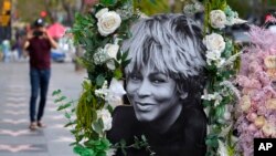 Foto dari mendiang penyanyi Tina Turnerdipasang di Hollywood Walk of Fame, Los Angeles, pada 24 Mei 2023. (Foto: AP/Chris Pizzello)