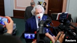 28일 인권단체 '메모리알'에 대한 공판이 진행된 러시아 대법원에서 변호인이 취재진에 입장을 밝히고 있다.