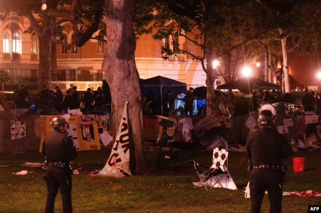 Los Angeles Police Department officers dismantle the pro-Palestinian encampment on Alumni Park at the University of Southern California (USC) in Los Angeles, California, on May 5, 2024. (Photo by Jason Goode / AFP)