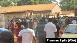 Des manifestants prennent d'assaut la morgue de l'hôpital communautaire de Bangui après l'attaque de l'Eglise Fatima, Centrafrique, 1er mai 2018. (VOA/Freeman Sipila)