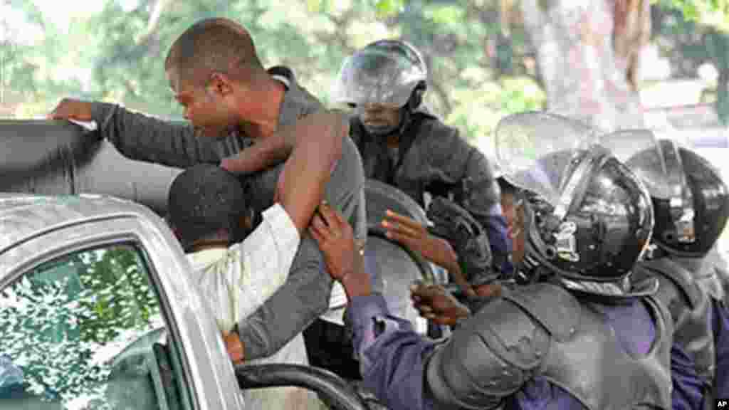 Arrestation de jeunes partisans de l&#39;opposant Etienne Tshisekedi à Limete, Kinshasa, le 12 décembre 2011.