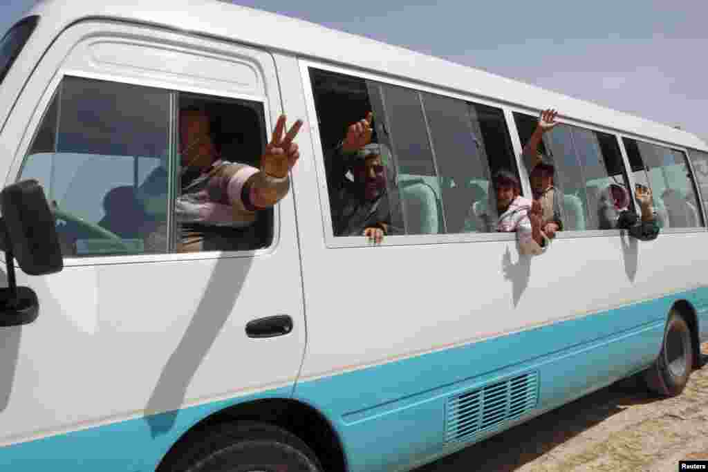 Members of the Yazidi minority sect who were newly released are seen in a vehicle on the outskirts of Kirkuk, April 8, 2015. 