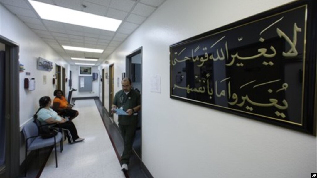 Menyediakan layanan kesehatan bagi kaum duafa seperti yang dilakukan University Muslim Medical Association Community Clinic di Los Angeles ini merupakan salah satu bentuk amal yang banyak dilakukan organisasi kemasyarakatan Muslim di Amerika (foto: dok). 