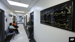 Menyediakan layanan kesehatan bagi kaum duafa seperti yang dilakukan University Muslim Medical Association Community Clinic di Los Angeles ini merupakan salah satu bentuk amal yang banyak dilakukan organisasi kemasyarakatan Muslim di Amerika (foto: dok). 