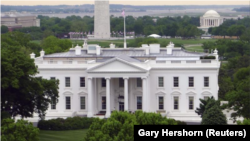 FOTO DEL ARCHIVO: La Casa Blanca se ve frente al Monumento a Washington (L) y el Jefferson Memorial (R) en Washington el 1 de mayo de 2011. REUTERS / Gary Hershorn