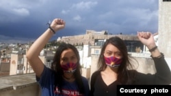 流亡海外的香港社运人士邵岚(右)与18岁西藏学生左桑(左)在示威前拍照(Students for Free Tibet照片)