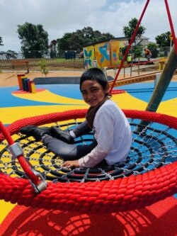 Israel Ataata, 6 tahun, menikmati ayunan di Keith Playground Auckland. (courtesy: Darcelle Bell-Atata).
