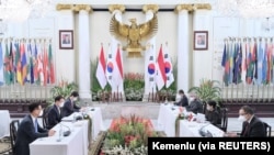 Pertemuan bilateral antara Menteri Luar Negeri Indonesia Retno Marsudi dan Menteri Luar Negeri Korea Selatan Chung Eui-yong di Jakarta, 25 Juni 2021. (Foto: Kemenlu via REUTERS)