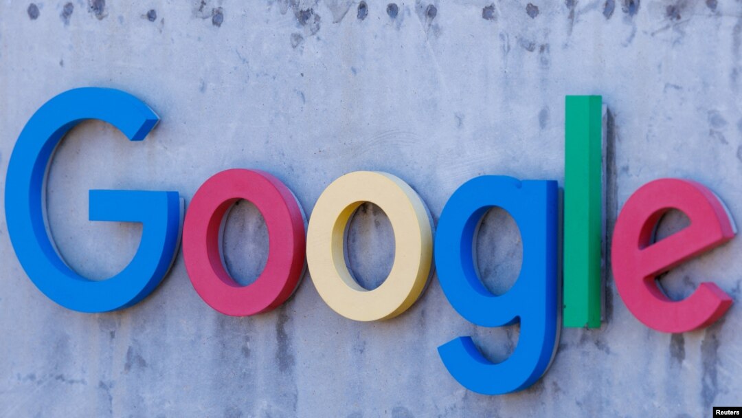 Логото на „Google LLC“ прикажано на влезот во една од нивните згради во Сан Диего, Калифорнија, 9 октомври 2024 година.